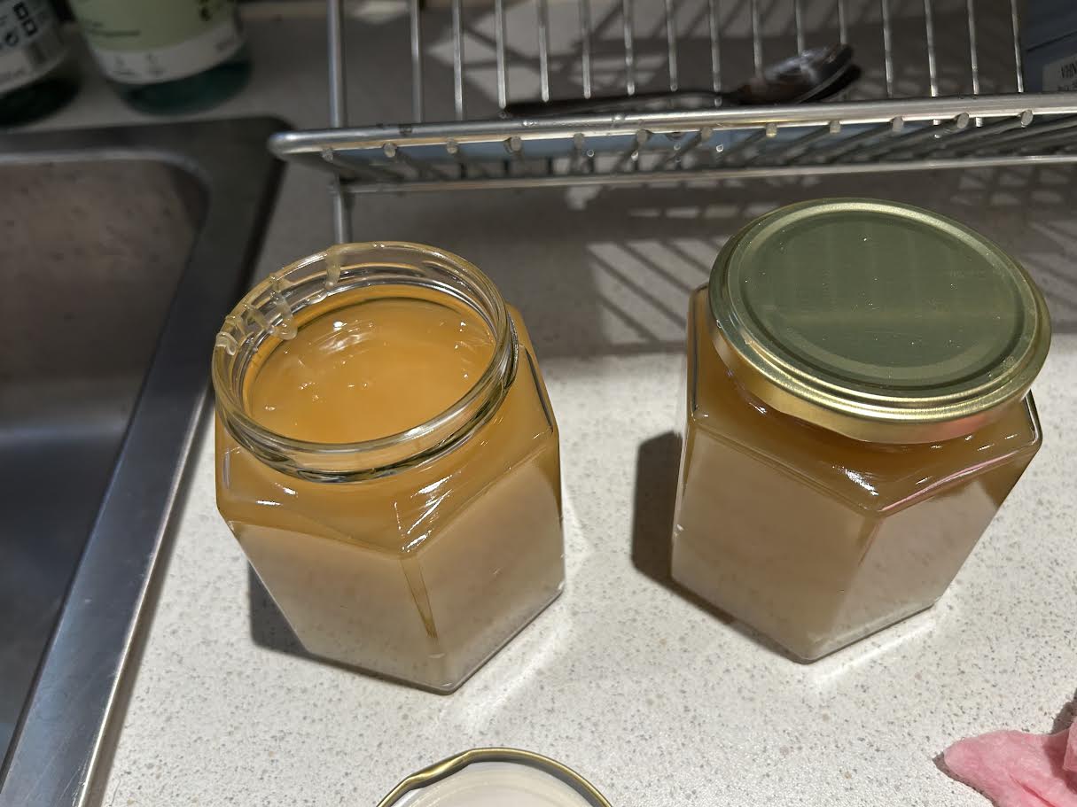 Nytappet gyllen honning på glass